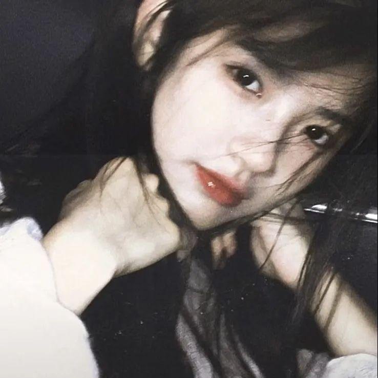 抽象画中的越南少女